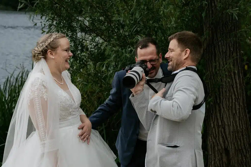 Entspanntes Brautpaar-Shooting am Neversdorfer See – Hochzeitsfotograf Hamburg & Schleswig-Holstein